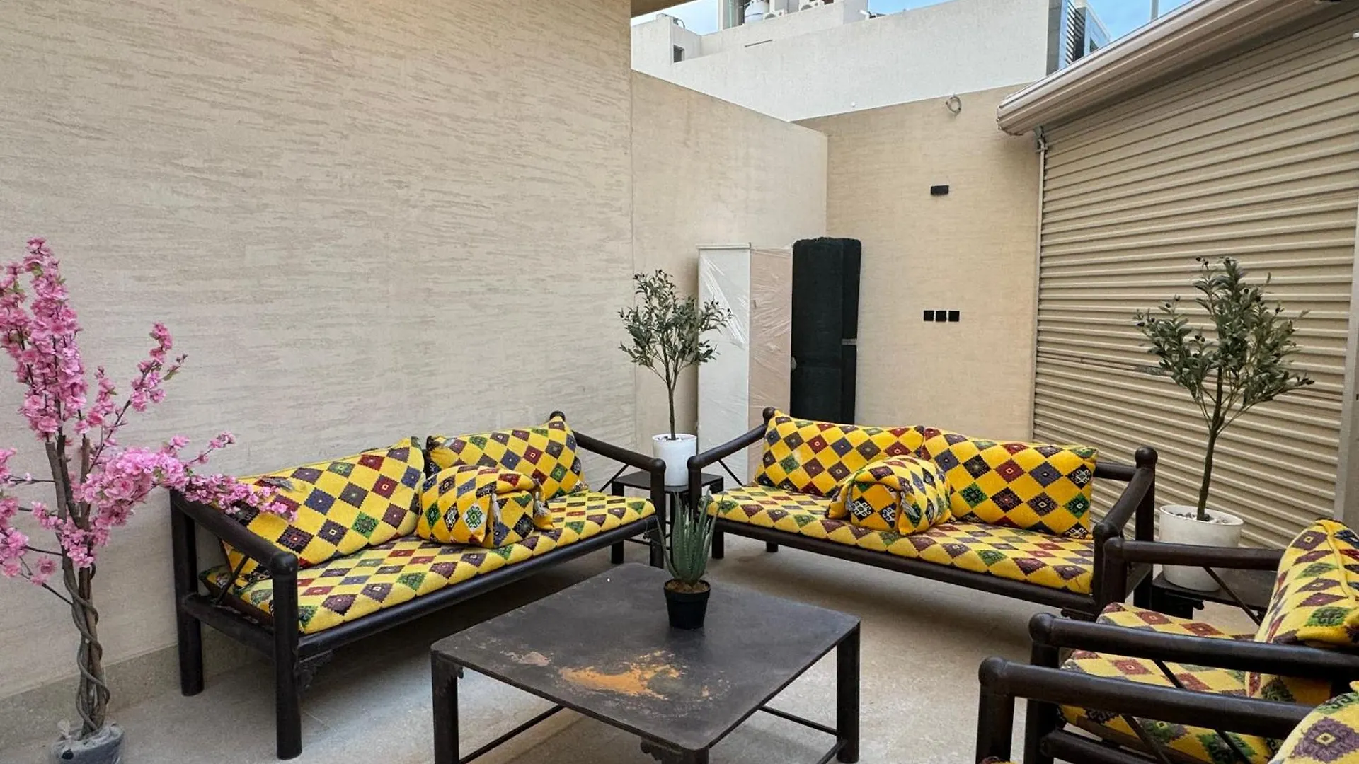 شقة غرفة وصالة وجلسة خارجية بالعارض ٨ location